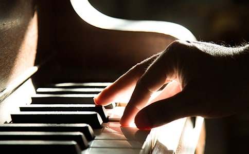 劉長卿 《聽彈琴》 閱讀答案