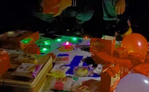 �[��?c��i)����������?/></p>
<p>��������r(sh��)�������Ժ��昷�·����������һҪ�£�����r(sh��)����?y��n)�Ę�����������������r(sh��)����ǰ���ǷN�����S�L(f��ng)�h(yu��n)ȥ�����µ�ֻ�м�ͥ����?f��)?d��n)������r(sh��)��������������Ļ���������</p><p>��������ӛ������С�W(xu��)У�T�ھ�һֱ�ǟ��[�����u���N���r���⃺��С؜���s��ͬ���ڴ˵���꣺�Ե����I�Ǻ��J�������۵�������u�Ķ��Ǯ�(d��ng)�������еģ��@Щ�������҂���Ŀ�����mȻ�҂��M�������ˡ���¶��մ������С؜��֮�g�ĸ����s�·������M(j��n)�������^�������Լ���õġ�����ӡ���������@���򡱾����Ǿ��ʣ����s�������쿴Ҋ����?y��n)���Щ�r(sh��)���@Щ�P(gu��n)ϵ�����á���С؜�����s��ͬ�ġ�ʧۙ�����L�ĕr(sh��)��������Ҳ�Ǖ��еģ������ڴ����󲿷��˵đB(t��i)��ֻ�ǲ��Ԟ�����ֻ���ٔ�(sh��)������?y��n)�Բ����������������(y��n)������^���ˎ�����֕����F(xi��n)���mȻ߀�Ǻ�����һ�ӵ��~Ц����Ę���������@ƣ�v���������˶��Ǜ_���Ժ��昷���ģ��l��ȥ�ں�С؜��Ęɫ��</p><p>����У�T��С؜�ܶ�����(d��)��һλ�����̵Ĕ������ܚgӭ�����Ĕ��Ӳ�ͬ��������������·���u����һ�N����ڹ��������ȹ����������������W(xu��)����Ҋ�@�N����������������ȫ���������������ǽ^�󲿷ֵČW(xu��)�����������ǃ�����߅��С؜ֻ���ۼt�Ŀ������е�߀�����ĵط��_ɤ�ӽ��u��������ǰ���f�T���_ȸ�����������ǃ����f�������dȤ���Tͥ���������Bƽ�r(sh��)��������т�Ҳ���_�������x�����������ڔ��Ӹ����s��С����������������һ��(g��)��С�İ��@�u�u�����Ĕ��Ӵ��ˣ��������[һ����׃�ù����������@һ�B(y��ng)������(x��)�T���ŌW(xu��)�˱��������ܵ�������������������������Ҳ�ǿ��������҂������⃺�������������ǵġ��͑�������ԴԴ������</p><p>����ÿ��ŌW(xu��)���������@��һ�����L(f��ng)������������ͬ�r(sh��)���M(j��n)�Р��q�͵�Ǹ�ɷN�������w�g���D(zhu��n)׃������֪���ǲ�����o(j��)���������·��J(r��n)�����˛]�нo�X�����˖|������������һ��(g��)�ٺ�һ��(g��)������������������Լ��Ʒ��Լ����뷨���B�f���������߰�����Ȼ������߅�����S�õČW(xu��)����Ͳ��͟��ˣ�������ֻ���B��Ǹ�����@�r(sh��)߀���s��һЩ�����ĵ�С؜�Ľ��u������һ���u�w������ʮ�ֻ�y���������f�������أ��������ƺ��@���fԒ�����һ�c(di��n)������߅��</p><p>�������С؜�ġ��������ѽ�(j��ng)���@��(d��ng)�ˌW(xu��)У�����Ǻ�ÿ���ڎׂ�(g��)�W(xu��)���ؽ�(j��ng)���R·�ڶ��Ўׂ�(g��)����(zh��)���ߡ���߀�W(xu��)���¾��촩����������ڌW(xu��)���������ɹ����������S�C(j��)���յģ��ĵ��˾�Ҫͨ��(b��o)���u���@ʹ���҂����R·�ڿ�Ҋ�д��˾��ܡ��҂��������Ŕ��ӵ��Ҍ�(sh��)�͑����@������ÿ��ȥ�I�������⃺�����@đ��(zh��n)������݆����ֵ������׌��������ȥ���ّ�(zh��n)�ٛQ��</p><p>������һ�ηŌW(xu��)��Ҋ�ׂ�(g��)�W(xu��)����������������� �������������f����߀���ゃ�W(xu��)�����£�������Щ��������(j��ng)������X��߀�����ǲ�֪�������S�������f���ﰡ�����������ɣ������ٰ��X�o�������D(zhu��n)�^һ����һ��(g��)СŮ���t��Ę�������^������������(g��)�տյ�С����������Ҋ���]�Є�(d��ng)�����͌��|�����������������������������f��㱧����(g��)С�к�������܇���������ĵ�ӿ��Щ��֪������w��߀�]�������ʲô�r(sh��)��ͻȻ���ϱ��|������һ�o���^��������������һ��һ��(g��)���֙C(j��)�Ĵ����������D�r(sh��)�������D(zhu��n)���^��Ҋ�|���_��ͣЪ����Ҳ��ͣЪ��߀�ڳ������I����������ʳ���D�r(sh��)����ķ��˂�(g��)���������ǲ�֪������w����������</p><p>�����ڶ��죬���f�ڷŌW(xu��)�r(sh��)���s�]���ˇ����ǃ��������Ǘl·�������ˌW(xu��)�������fԒ����߀������һЩ���@����ŭ��ĺ��������ā�Դ��ȥ��ֻҊ���������ǹܵĎׂ�(g��)�ߴ��������c�ׂ�(g��)С؜���������ׂ�(g��)�˳��ò����_����ÿ��(g��)�˶������ڴ��һ����Ę�t�i�֣��ǎׂ�(g��)�ǹܷ·������ħ������������������������f��(y��n)���Ʒ��]�нz�������������܇������һ���������С؜���ļ������K�����Ўׂ�(g��)С؜�x�_������ʣ�µ���ʧȥ��ͬ���֧����ԭ����ã��ͻȻ��һ���ʏ���Ⱥ�Ђ������mȻ�����������s͸����������ı���������Ⱥ�п�ȥ�����ǂ�(g��)������������������(g��)���w�o(h��)������ƽ���͓u�u������С�����ڳǹܵĉ����������_ʼ���V�Լ��������Ů���x��������OŮ���o���Լ���Ů���h(yu��n)�����ڴ򹤣��^�ò��������F(xi��n)�������þÛ]���^�����M(f��i)�˵�֮�һЩԒ��ƽ�����@���������@�r(sh��)��͂�(g��)�����Ƶĺ�������������·�Ҫ���@Щ�������ί��ȫ���޳����������ס�����_ʼ����ǹܷ��Լ�һ�����@��˺���ѷ����mȻ�ǹ��@�r(sh��)��Ҳ�_ʼ��¶�yɫ���@�r(sh��)�򿴑����Խ��Խ�����ǹ�߀�������������������������`Ҏ(gu��)��С�������I(y��)����ֵ���ٝ����</p><p>�����ǹܵ�܇�(du��)�ѽ�(j��ng)���˺��h(yu��n)������������Ȼ��ԭ�ش��������]������ȥ�����������֙C(j��)�ĵ��˵����������������܇��γ���һ��(g��)�AȦ���˕r(sh��)�������̃�Ȼһ��(g��)��(d��ng)�t���������z��C(j��)������</p><p>��������Ⱥ����ȥ�����˳Բ�������MĘ�����d�ČW(xu��)�����������˶����@���¶����Ԟ�������һ��(g��)��Ϥ����Ӱ���������ǂ�(g��)Ů���������܇����ћ]�����ˣ�ֻ����߀����������������һԪ�X����ɫ�������s�����t�t������ǰ���ò����׹������~��һ������đ�ӵ��˻؁��ˣ������r(sh��)�D(zhu��n)�^��һ����������(d��ng)����Ҋ�����˲����߹�r(sh��)����������������ȥ����֪������Ҫ߀������һ�K�X�������~��һ���ͱ�һ��(g��)���Ҵ��s����Ů����ס����Ů������������܇?y��n)�����Ů��ʹ�Œ�����Ů������ס�ͺ���СŮ���׾䣬Ů���u�uֹͣ�˒�����߀����܇�x�_����ֻ����СŮ��������Ŀ��·����h(yu��n)������ԭ������Ŀ���Ѕ��s��Щ�S�z����ʧ���������Լ��������Լ���߀�]�аl(f��)�X��һЩ��w�ɡ�</p><p>����Ů����һ�K�X�������̵Ŀ��V���ǹܵıM���Ҳ��������˵�������Ҳ�S�����˛]�����������ĺݵģ�Ҳ�]�������������������@��(g��)����Ҳ�S�����͛]�н^���Č��e(cu��)�Ɛ����˂����Ɛ��������(sh��)ֻ�Ǟ��������T�����H�˶�����</p><p>�����[��?c��i)��������������ã?/p><script>s(