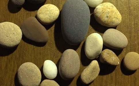 記憶中的鵝卵石作文