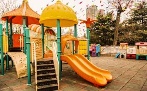 玩滑梯的游戲活動教案