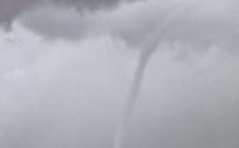 龍卷風(fēng)是怎樣把一座電視塔連根拔起的作文