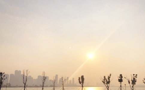 描寫日出的四字詞語