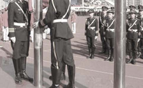 一年級(jí)看圖寫話升國旗作文(通用50篇)