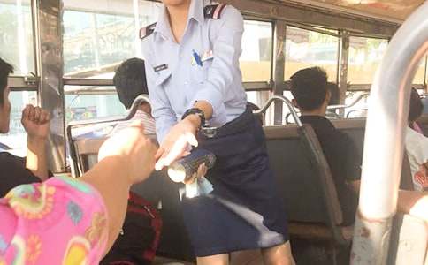 我敬佩的售票員四年級(jí)作文400字