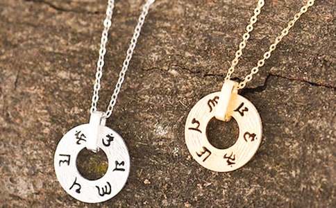 頭飾與項(xiàng)鏈初三作文